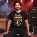 Modelo con playera negra de Black Sabbath en concierto