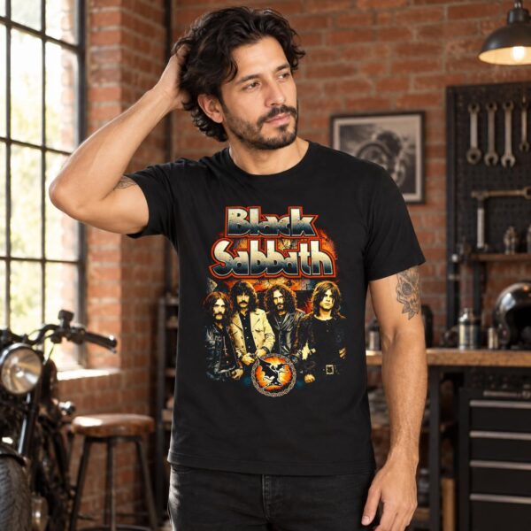 Modelo con playera negra de Black Sabbath en taller de ladrillo