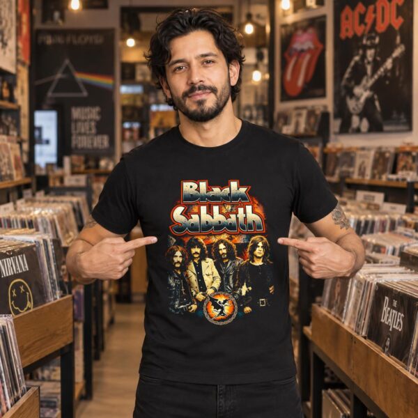 Modelo con playera negra de Black Sabbath en tienda de discos