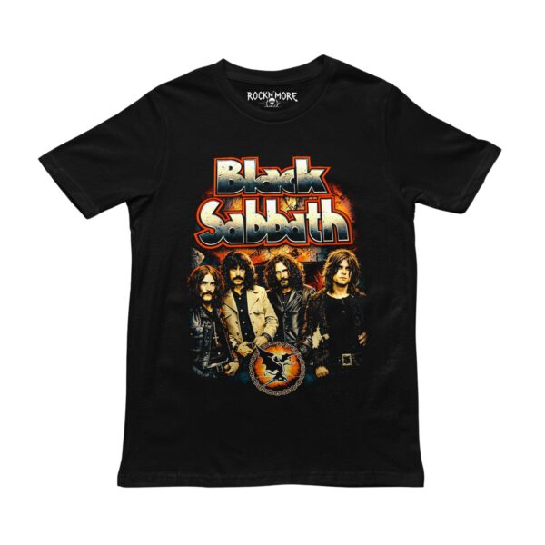 Playera negra con diseño de Black Sabbath: la banda clásica y logo metálico naranja