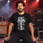 Modelo con playera negra de Balck Sabbath en concierto