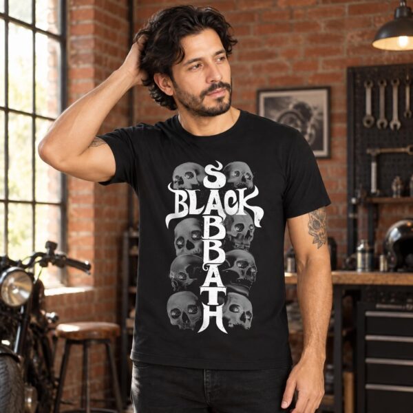 Modelo con playera negra de Balck Sabbath en taller de ladrillo