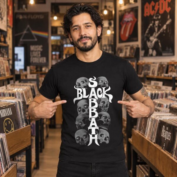 Modelo con playera negra de Balck Sabbath en tienda de discos