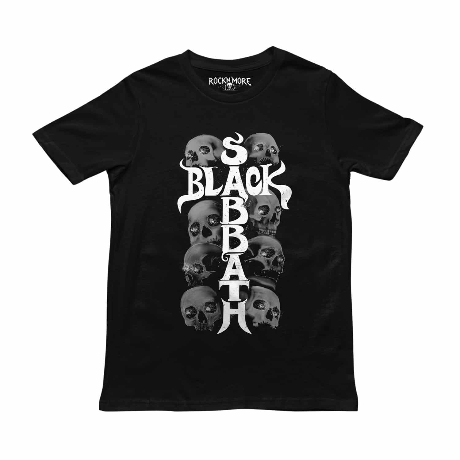 Playera negra con diseño de Black Sabbath, calaveras grises y tipografía blanca vertical