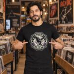 Modelo con playera negra de Black Sabbath en tienda de discos