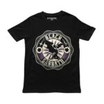 Playera negra con emblema circular vintage de Black Sabbath y demonio alado en tonos hueso y morado