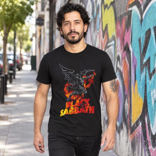 Modelo con playera negra de Black Sabbath en calle con grafiti