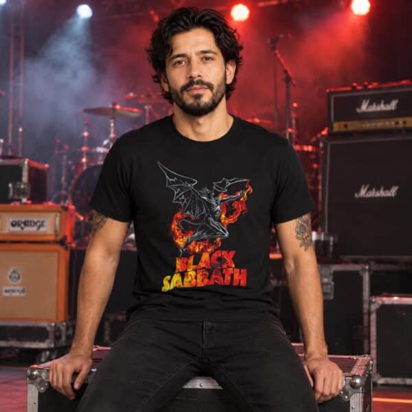 Modelo con playera negra de Black Sabbath en concierto