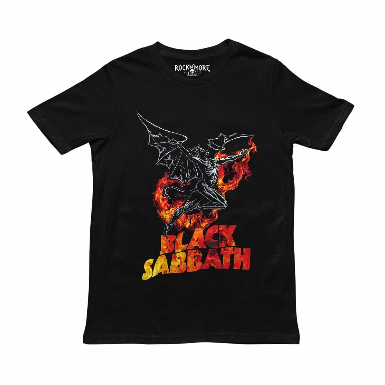 Playera negra de Black Sabbath con demonio alado plateado rodeado de llamas y logo de fuego