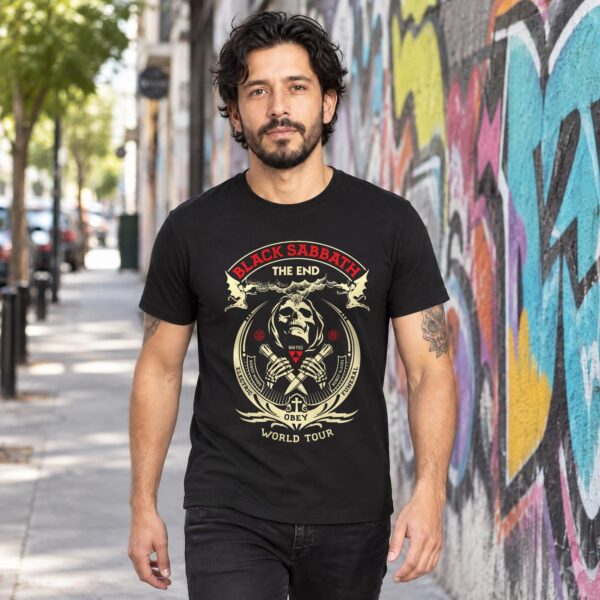 Modelo con playera negra de Black Sabbat en calle con grafiti
