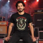 Modelo con playera negra de Black Sabbat en concierto