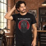 Modelo con playera negra de Black Sabbath en taller de ladrillo
