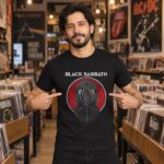 Modelo con playera negra de Black Sabbath en tienda de discos