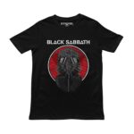 Playera negra Black Sabbath con máscara de gas gris sobre círculo rojo desgastado y logo de la banda