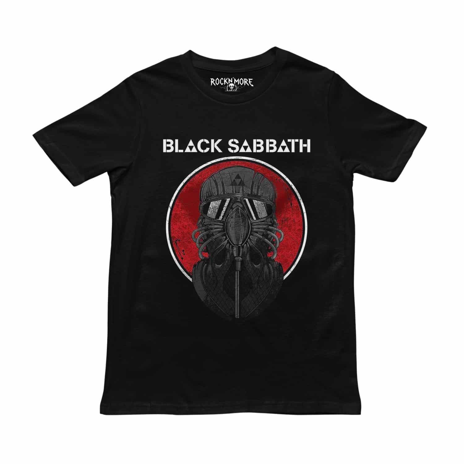 Playera negra Black Sabbath con máscara de gas gris sobre círculo rojo desgastado y logo de la banda