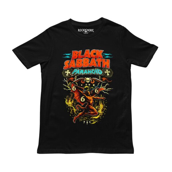 Playera negra con estampado de Black Sabbath Paranoid: demonio alado entre llamas y logo rojo