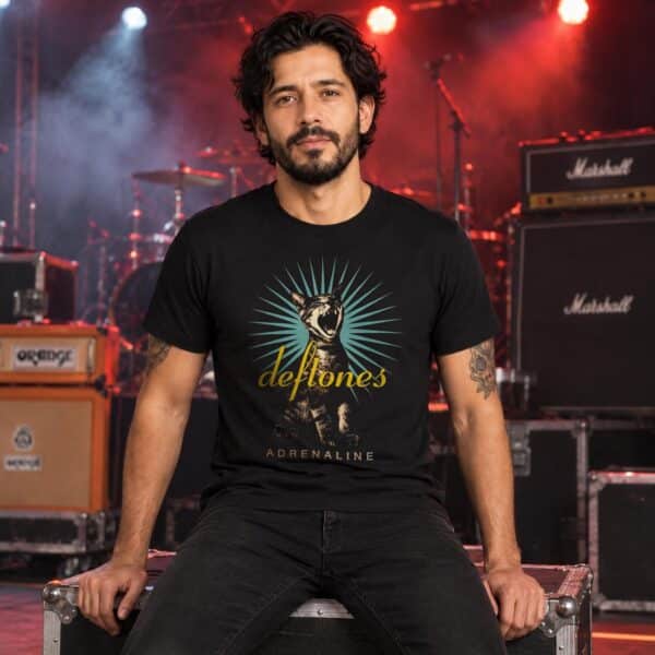 Modelo con playera negra de Deftones en concierto