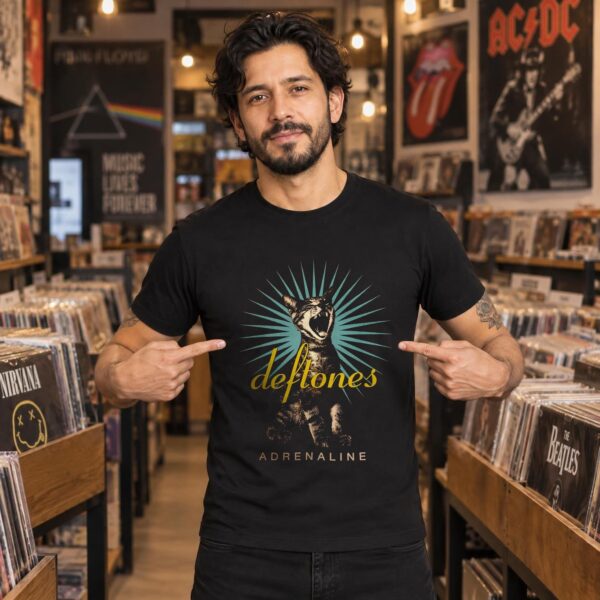 Modelo con playera negra de Deftones en tienda de discos