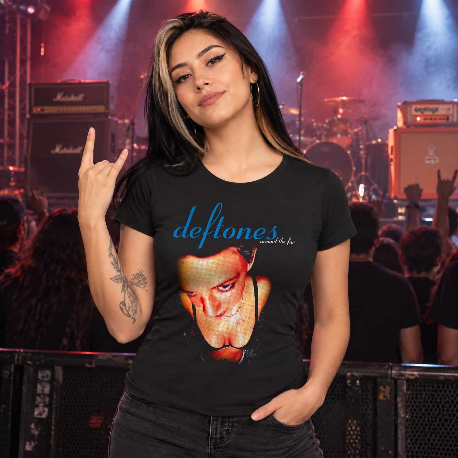 Modelo con playera negra corte dama de 2 en concierto