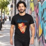 Modelo con playera negra de 2 en calle con grafiti