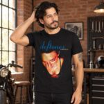 Modelo con playera negra de 2 en taller de ladrillo