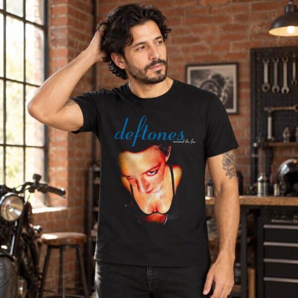 Modelo con playera negra de 2 en taller de ladrillo