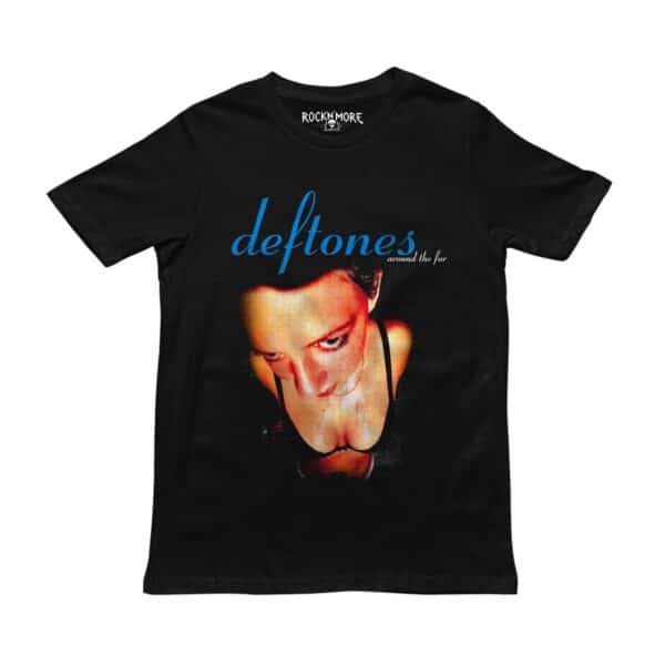 Playera negra con el arte de Around the Fur de Deftones y logotipo azul al frente
