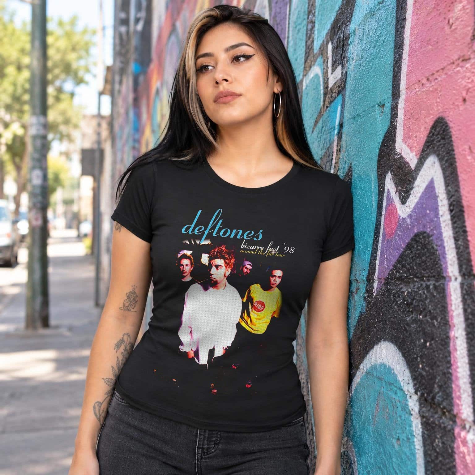 Modelo con playera negra corte dama de 5 en calle con grafiti