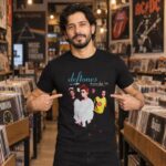 Modelo con playera negra de 5 en tienda de discos