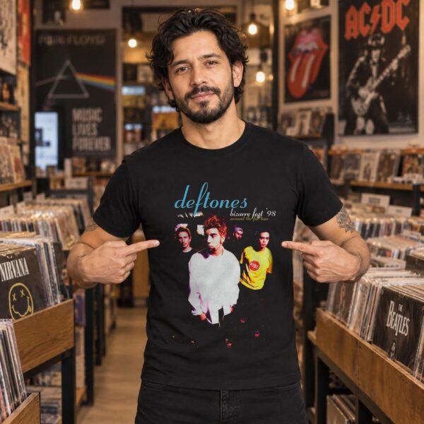 Modelo con playera negra de 5 en tienda de discos