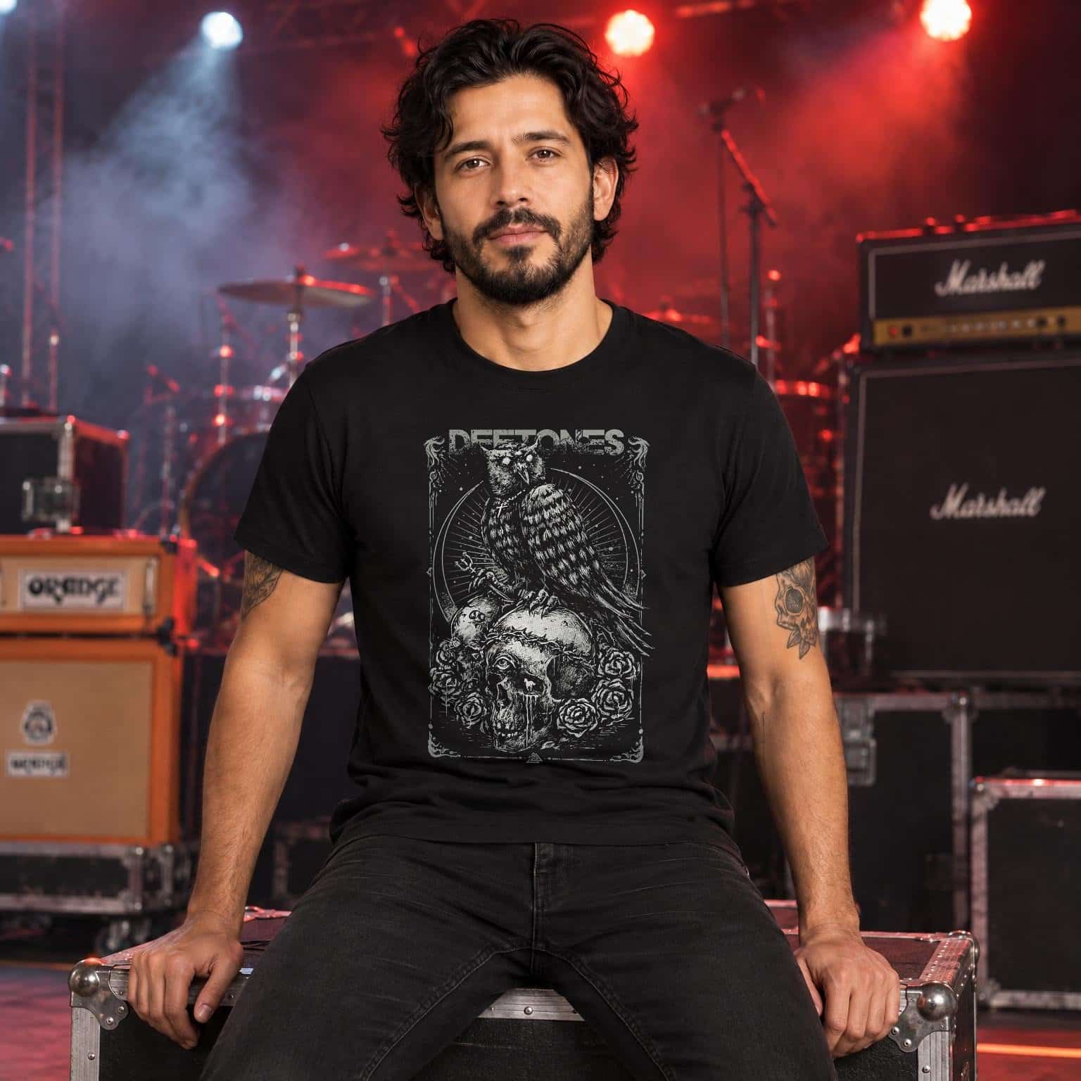 Modelo con playera negra de Deftones en concierto