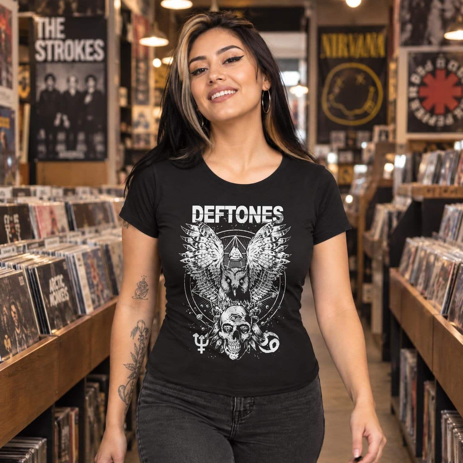 Modelo con playera negra corte dama de Deftones en tienda de discos