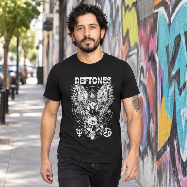 Modelo con playera negra de Deftones en calle con grafiti