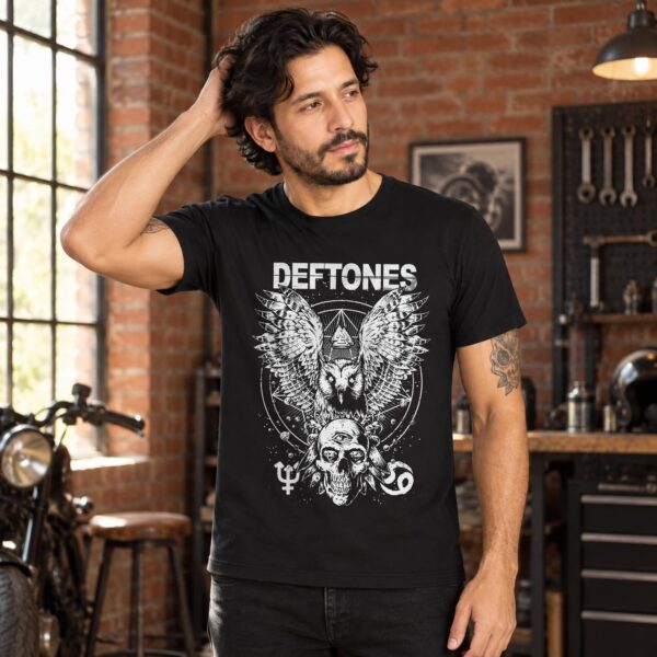 Modelo con playera negra de Deftones en taller de ladrillo