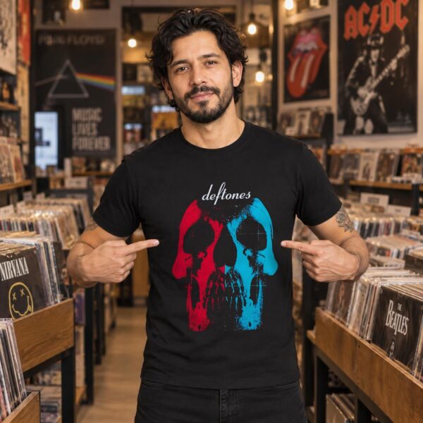 Modelo con playera negra de Deftones en tienda de discos