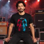 Modelo con playera negra de Deftones en concierto