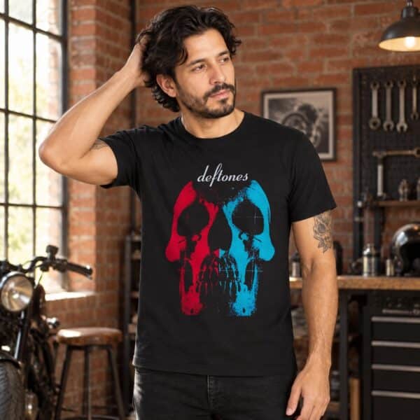 Modelo con playera negra de Deftones en taller de ladrillo