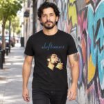 Modelo con playera negra de Deftones en calle con grafiti