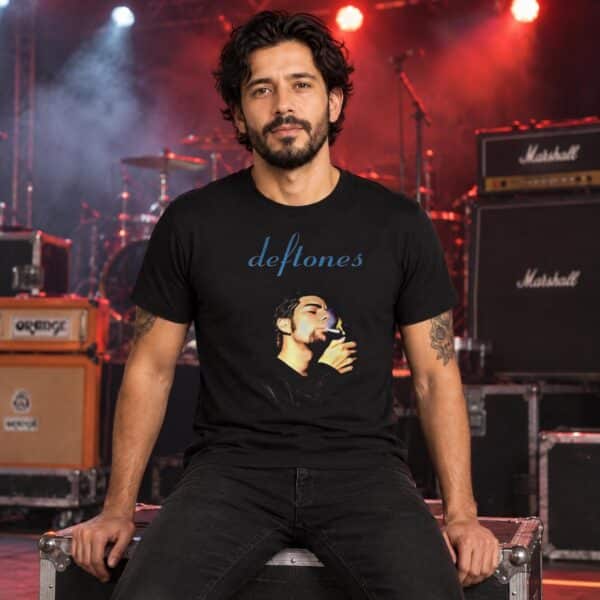 Modelo con playera negra de Deftones en concierto