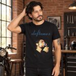 Modelo con playera negra de Deftones en taller de ladrillo