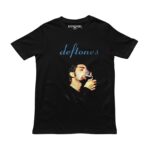 Playera negra con diseño de Deftones y Chino Moreno prendiendo un cigarro, logo en cursiva azul