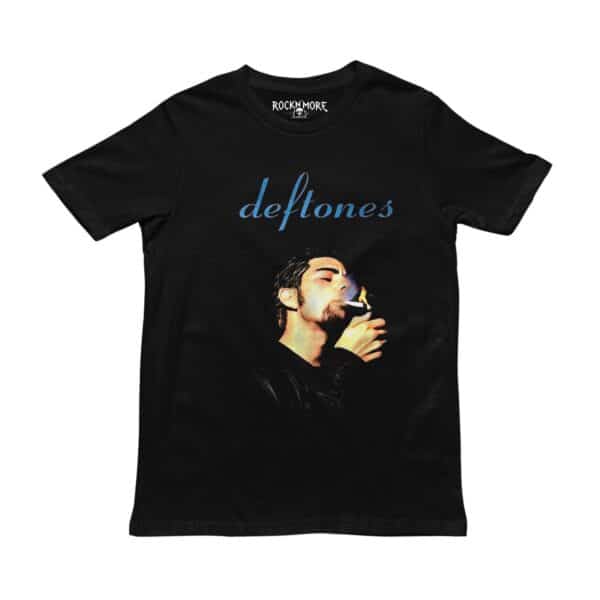 Playera negra con diseño de Deftones y Chino Moreno prendiendo un cigarro, logo en cursiva azul