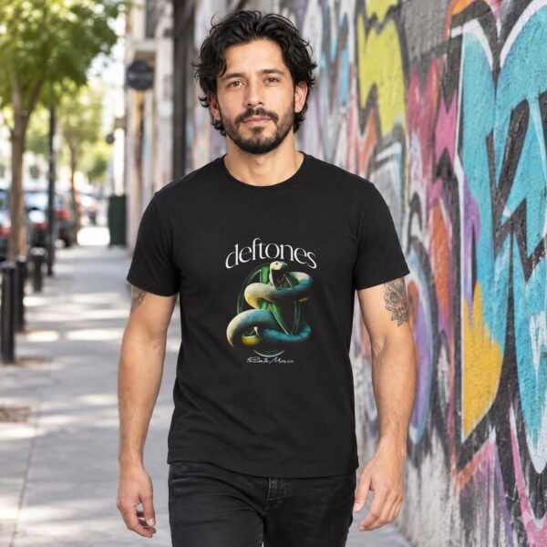 Modelo con playera negra de Deftones en calle con grafiti