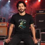 Modelo con playera negra de Deftones en concierto