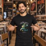 Modelo con playera negra de Deftones en tienda de discos