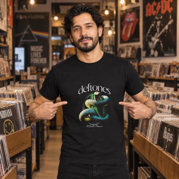 Modelo con playera negra de Deftones en tienda de discos