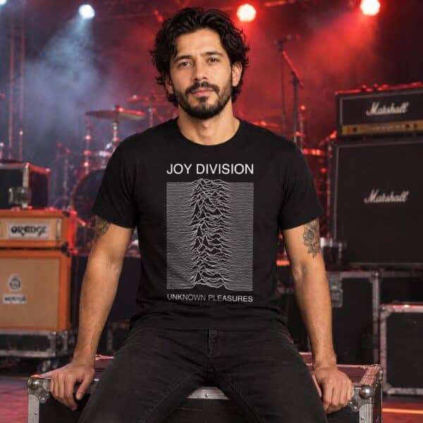 Modelo con playera negra de Joy Division en concierto