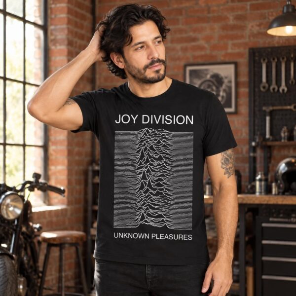 Modelo con playera negra de Joy Division en taller de ladrillo