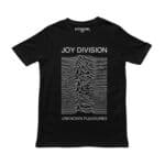 Playera negra con diseño de Joy Division, vista frontal