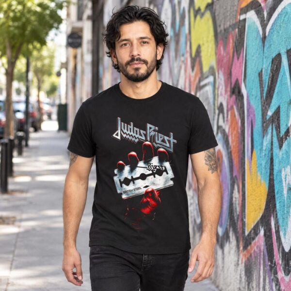 Modelo con playera negra de Judas Priest en calle con grafiti